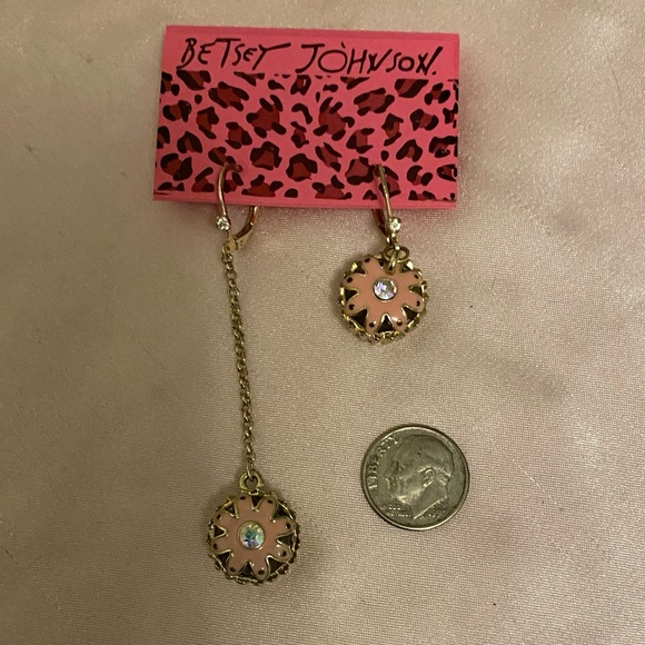 NWT Betsey Johnson asymmetrical cupcake earrings. - Picture 3 of 5